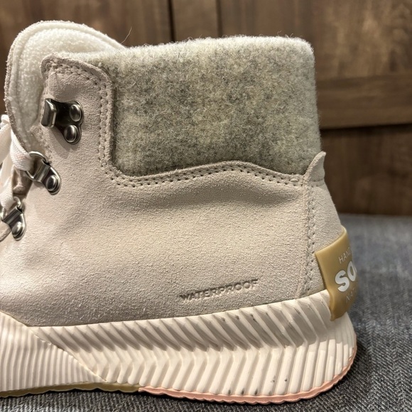 NWOB SOREL Out N About III Conquest Suede Boots stone white 9.5 - Picture 3 of 11
